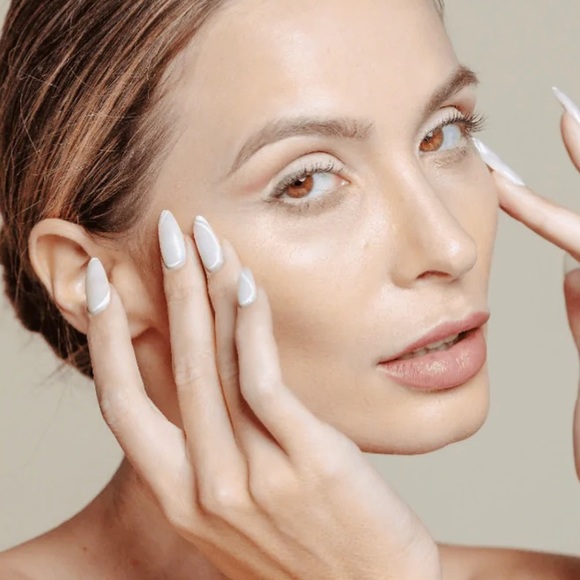 Raybae Rejuvenating Retinol Serum - Picture 4 of 5